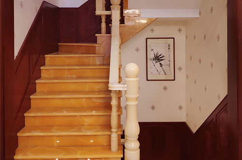布拖中式别墅室内汉白玉石楼梯的定制安装装饰效果